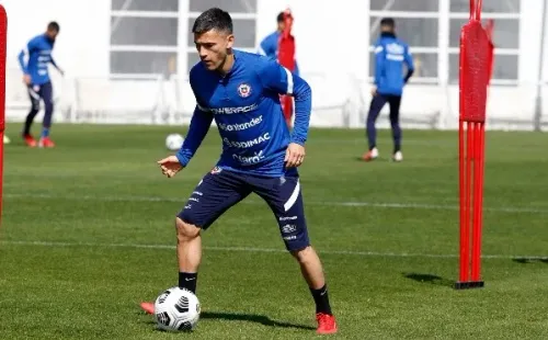Charles Aránguiz es la gran duda para el partido ante Colombia. Foto: ANFP
