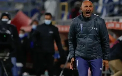 Cristian Paulucci asumió la banca de la UC tras la salida de Poyet. Foto: Agencia Uno