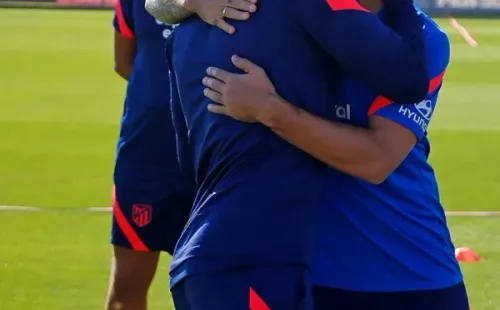Antoine Griezmann fue recibido por Diego Simeone. (Foto: @Atleti)