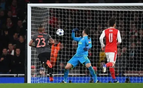 Arturo Vidal le anotó doblete a David Ospina en Champions League. (Foto: Getty Images)
