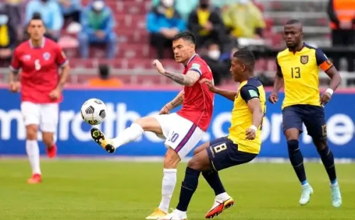 Charles Aránguiz está a una amarilla de perderse el partido contra Perú. (Foto: Getty Images)