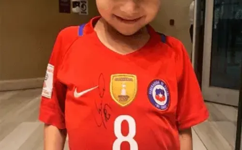 El niño Samuel posó con su camiseta del King firmada.