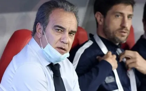Johnny Herrera afirma que el esquema de Lasarte hace pensar que no conoce a sus jugadores