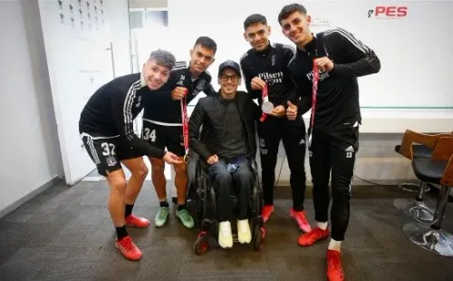 Alberto Abarza compartió sus medallas paralímpicas con el plantel de Colo Colo. (Foto: Colo Colo)