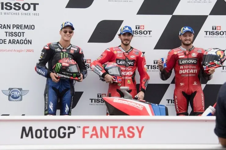 Francesco Bagnaia (centro) largará desde la pole position en el GP de Aragón. (Foto: Getty)