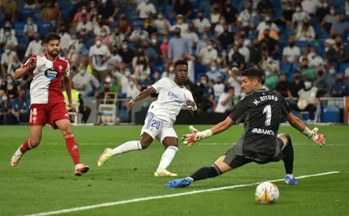 Vinicius derrota a Matías Dituro y se fue a celebrar con los hinchas.