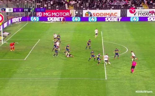 Casi golazo de escorpión de Emiliano Amor en Colo Colo. (Foto: capturas TNT Sports)