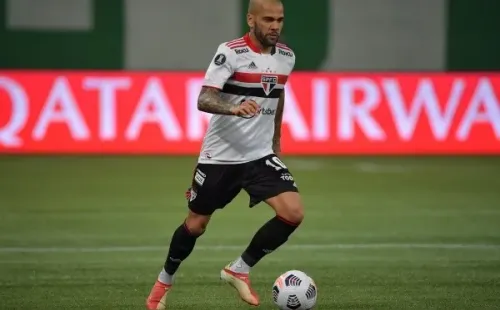 Alves dejó Sao Paulo por la gran deuda monetaria que el club tiene con él.