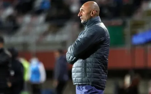 El calvo entrenador continuará en la UC hasta final de año.