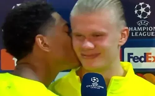 El beso de Jude a Erling hizo imposible no recordar el amoroso momento protagonizado por Claudio Bravo y Gary Medel en 2014.