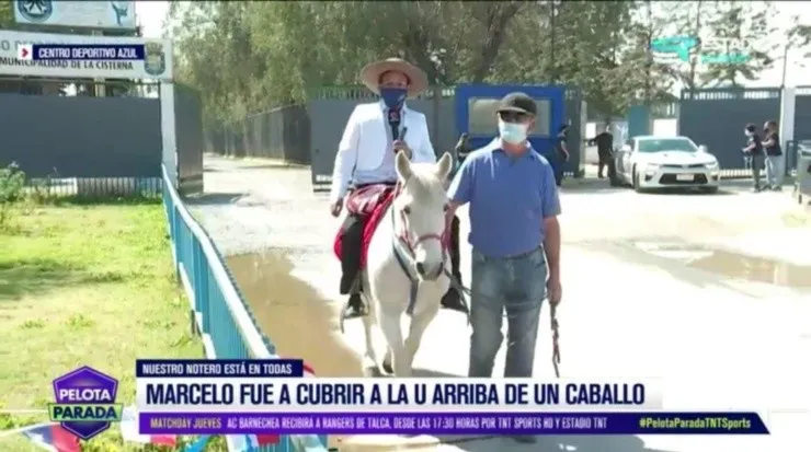 Marcelo Díaz arriba de la yegua de nombre Fiona afuera del Centro Deportivo Azul.