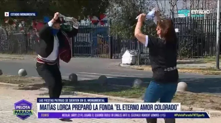 La cueca de Matías Lorca afuera del estadio Monumental.