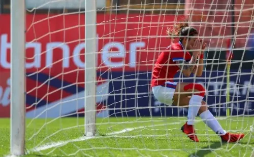Carla Guerrero fue titular en la selección chilena femenina que empató ante Uruguay (Agencia Uno)