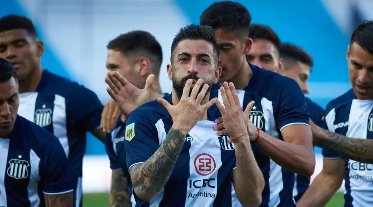 Michael Santos festeja el primer tanto que le marca a Gabriel Arias en la victoria de Talleres sobre Racing. Foto: Talleres