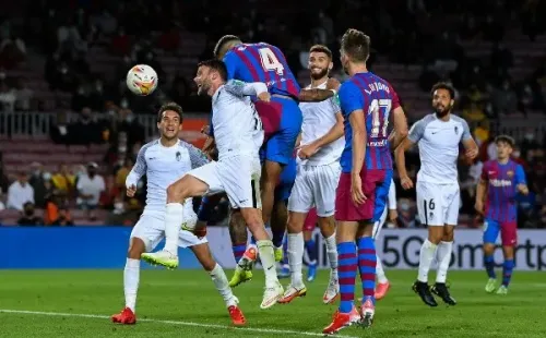 Barcelona viene empatar contra Granada, rescatados por Ronald Araújo. (Foto: Getty Images)