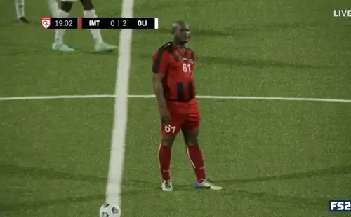 El vicepresidente de Surinam fue titular y jugó hasta el segundo tiempo.