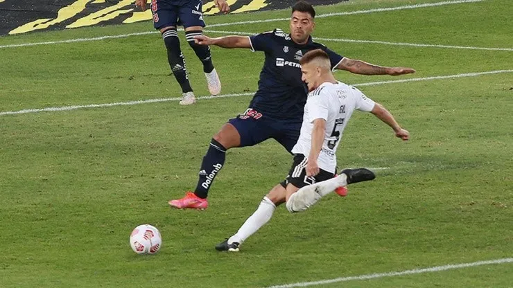 Colo Colo derrota a Universidad de Chile en el Superclásico del fútbol chileno