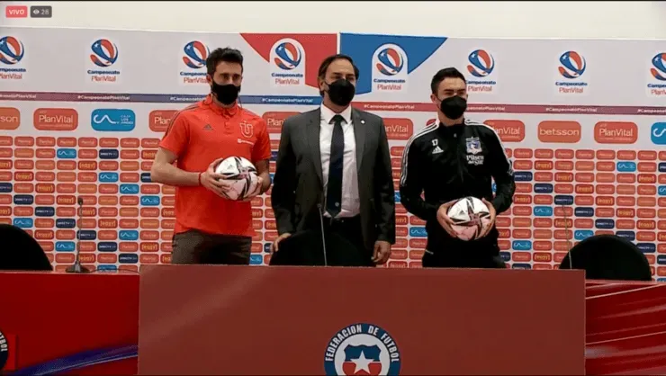 Al término de la conferencia, ambos posaron aunque seguían lejanos el uno con el otro.Foto: ANFP