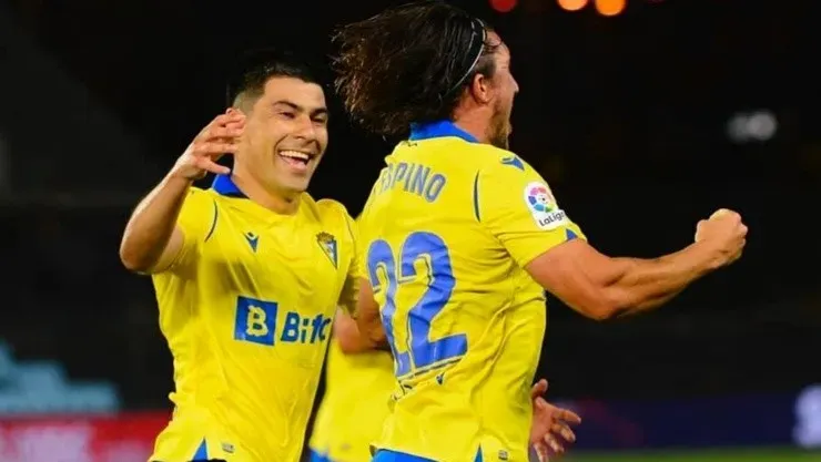 Tomás Alarcón, mediocampista chileno del Cádiz de España