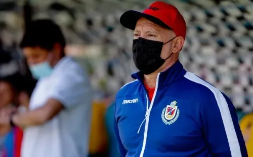 Basay tuvo un amargo estreno como DT de La Serena.