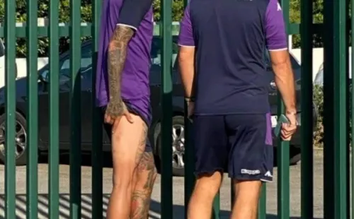 En la imagen se puede observar a Erick Pulgar saliendo con molestias en su pierna derecha luego de haber regresado a los entrenamientos de la Fiorentina. Foto: @ilPentasport