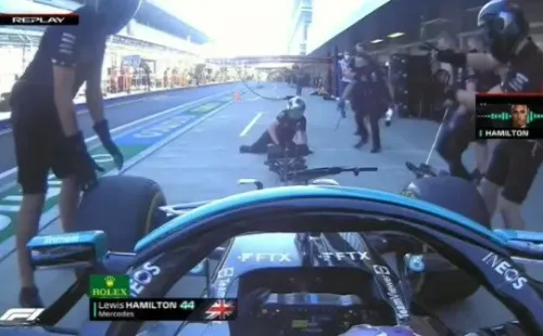 Afortunadamente el auxiliar de la escudería se reincorporó con velocidad tras ser lanzado por el monoplaza de Lewis.