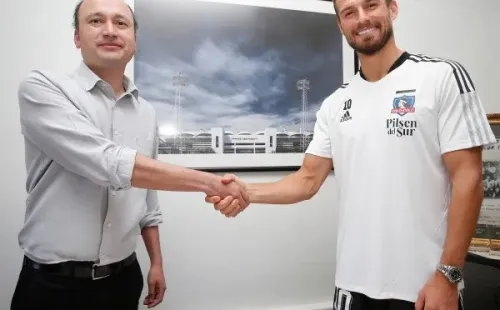 Christian Santos firma su nuevo contrato como nuevo jugador de Colo Colo: (Foto: @ColoColo)