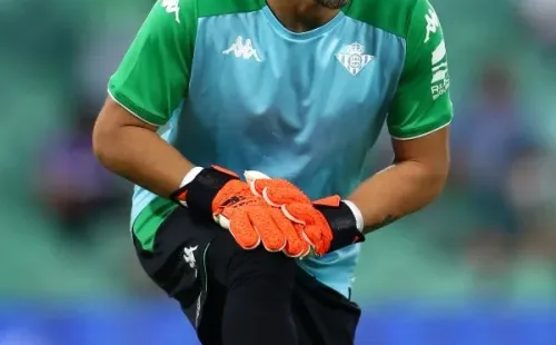 Claudio Bravo saca el primer cero en el arco del Betis en la temporada. (Foto: Getty Images)