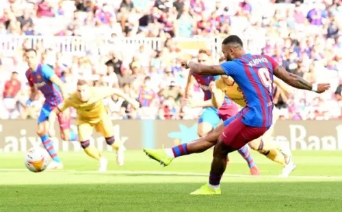 Memphis Depay abrió la cuenta de Barcelona con un gran cobro de penal. (Foto: Getty Images)