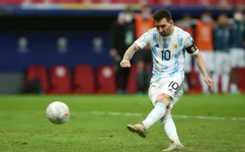 Messi llegó a 79 goles con Argentina, superando la marca de 77 registrada anteriormente por Pelé.