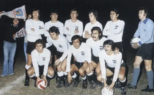 Colo Colo 73: arriba están de izquierda a derecha Leonel Herrera, Rafael González, Guillermo Páez, Mario Galindo, Alejandro Silva y Adolfo Nef. Abajo posan Carlos Caszely, Francisco Valdés, Sergio Ahumada, Sergio Messen y Leonardo Véliz. (Foto: Conmebol)