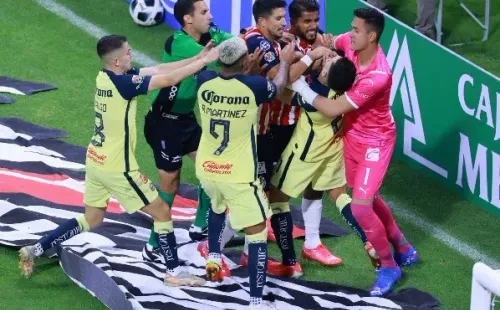 Varios conatos de pelea se hicieron sentir en el clásico mexicano. (Foto: Getty Images)