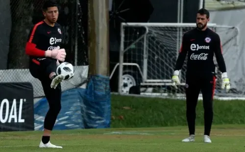 Brayan Cortés y Fernando de Paul se juegan algo más que los tres puntos en el Superclásico entre Universidad de Chile y Colo Colo. Foto: Agencia Uno