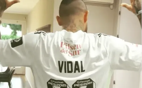 Arturo Vidal apoyó a Colo Colo previo al Superclásico con camiseta y todo. Foto: Instagram