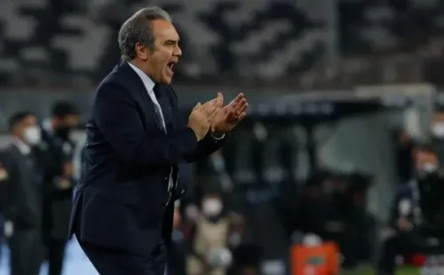 Martín Lasarte se juega más que los nueves puntos en las eliminatorias con Chile. El DT entregó la lista de convocados para enfrentar a Perú, Paraguay y Venezuela. Foto: Agencia Uno