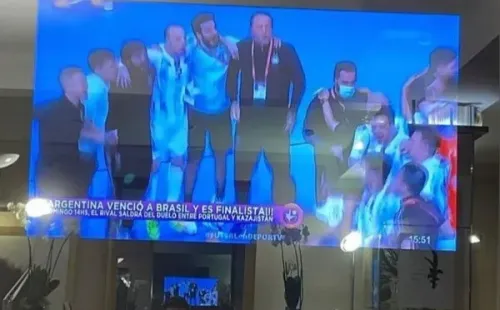 Una de las imágenes que ha compartido Lio Messi observando su chiche tecnológico