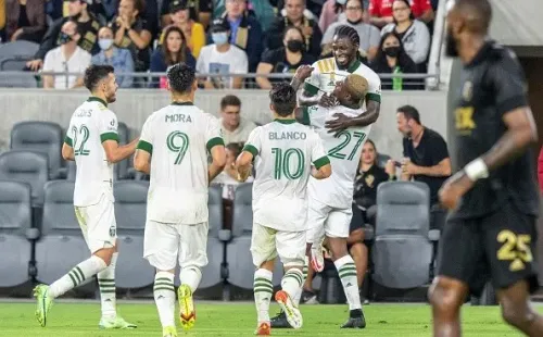 Felipe Mora festeja el gol de Asprilla tras su remate al palo. (Foto: Getty Images)