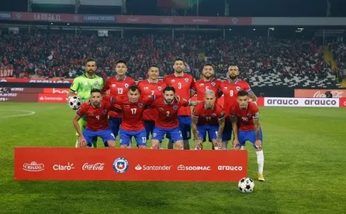 Esta fue la camiseta de fabricación propia que utilizó Chile en la fecha triple. Ahora, la Roja vestirá Adidas por los próximos cinco años. Foto: Agencia Uno