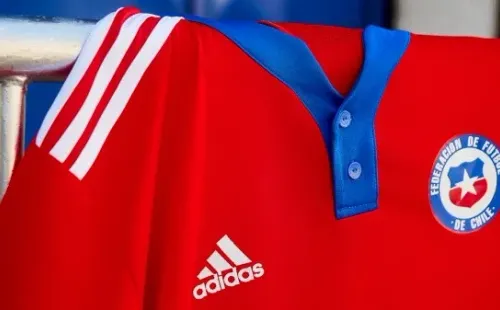 Las tres líneas de la camiseta de Chile con adidas. Foto: Adidas
