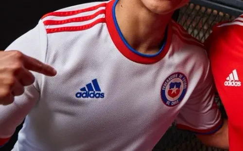 El cuello y franjas de la camiseta alternativa de Chile con adidas. Foto: Adidas