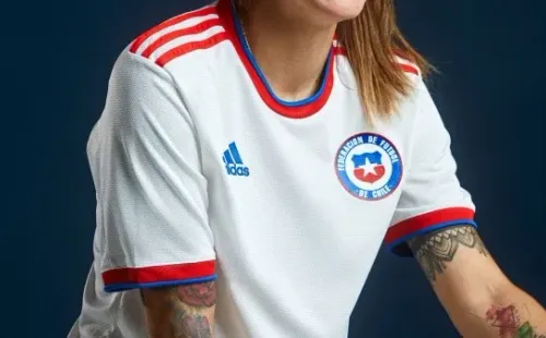 Las mangas de la camiseta alternativa de Chile con adidas. Foto: Adidas