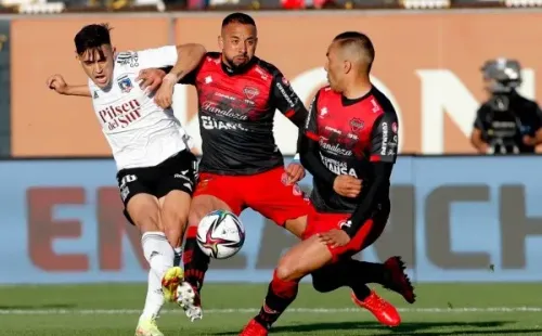 Colo Colo pagó caro la poca efectividad ante Ñublense y encendió la parte alta de la tabla tras su derrota. Foto: Agencia Uno
