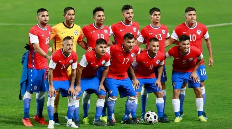 Uno de los diseños de la marca nike con la camiseta roja y las mangas blancas.