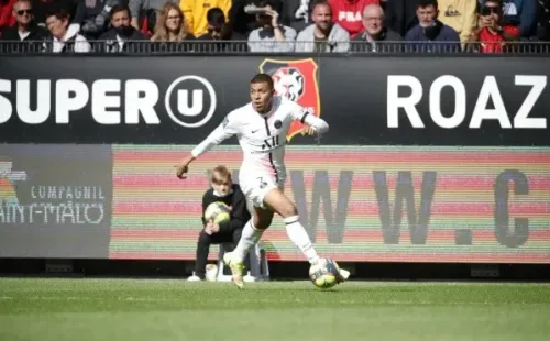 Kylian Mbappé pudo haber descontado pero el VAR se lo negó. (Foto: @PSG_espanol)