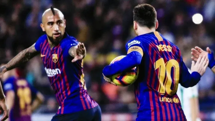 Arturo Vidal y Lionel Messi en el Barcelona de España
