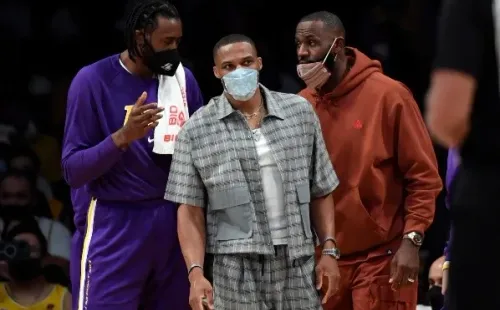 DeAndre Jordan, Russel Westbrook y Lebron James en el partido de pretemporada de los Lakers ante los Nets durante este domingo 3 de octubre. Foto: Getty Images