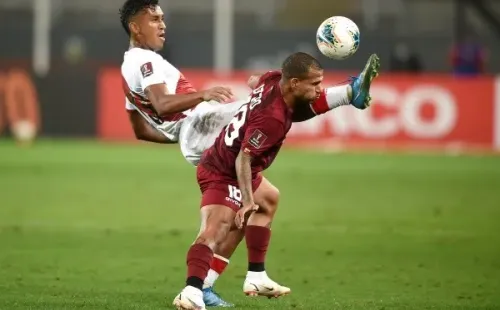 Renato Tapia tiene una sobrecarga en los gemelos y llegaría sí o sí al partido ante Chile (Getty Images)
