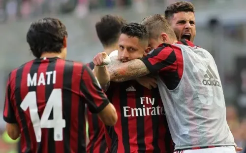 Celebrando un gol de Lapadula con asistencia de Matías Fernández por el Milan.