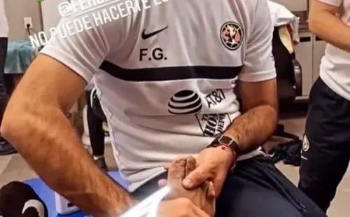 Nicolás Castillo molestando a su compañero en América