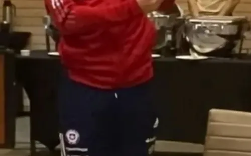 El regalo que sorprendió a Ben Brereton y que sacó risas en todos sus compañeros.